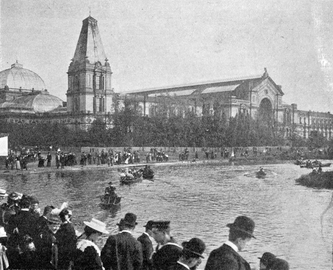 En utsikt over Alexandra-palasset fra et hjørne av innsjøen, illustrasjon fra Kongen, 25. mai 1901 av English Photographer