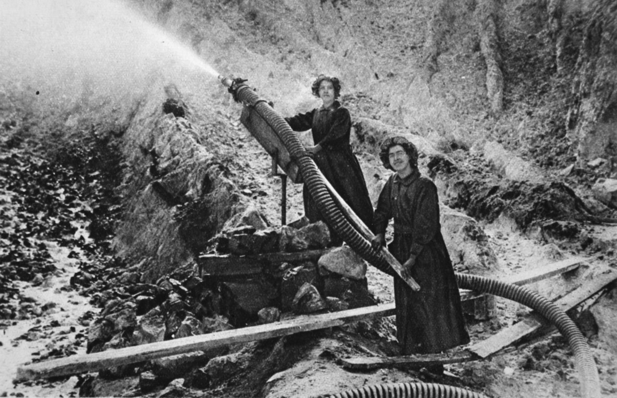 En våt jobb: kvinnelige leirvaskere i en grop fra Cornwall, illustrasjon fra The Illustrated War News, september 1916 av English Photographer