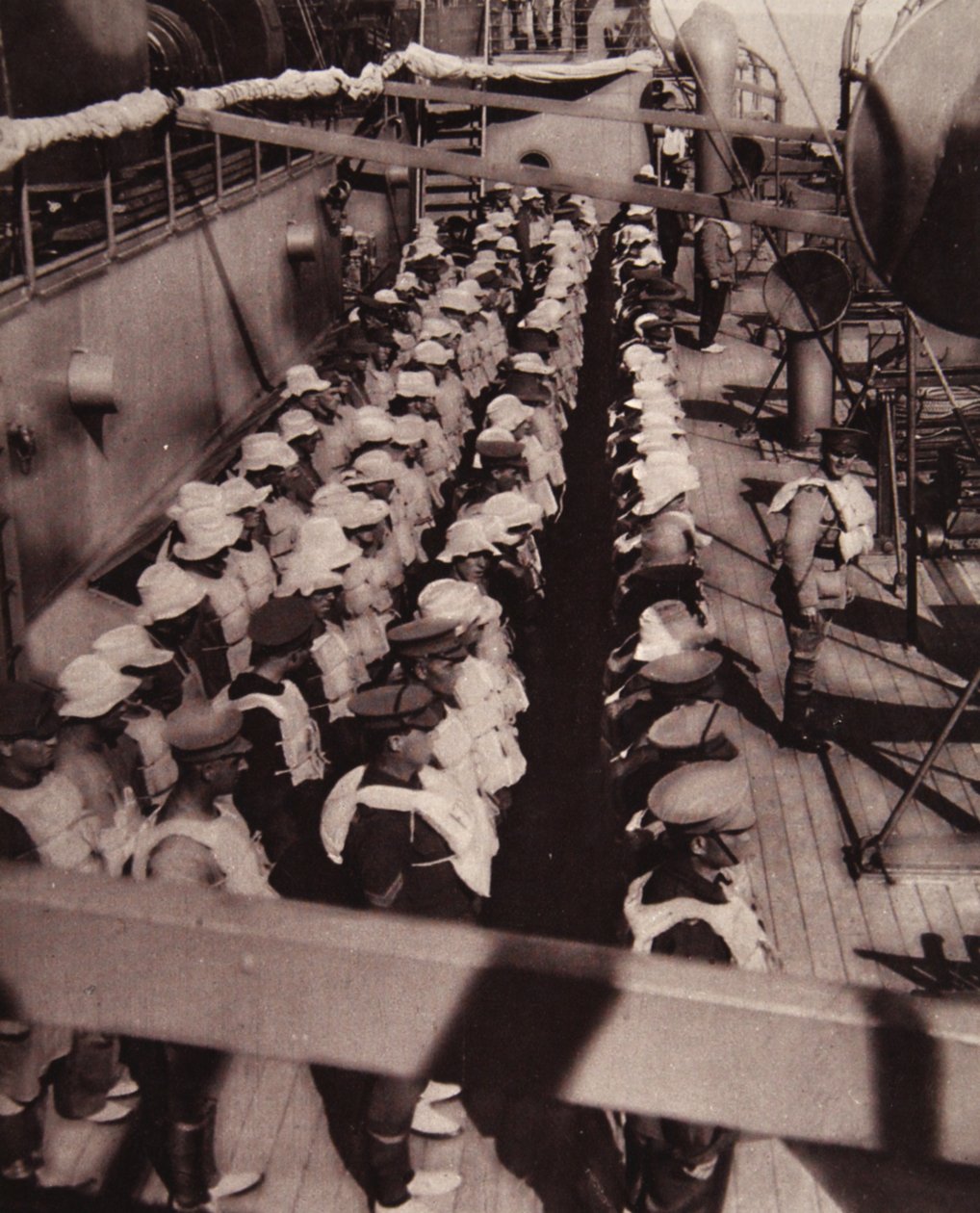 En klok forholdsregel, til tross for vår mestring av havet: trene tropper for å være klare, fra The Illustrated War News, 1916 (sepia-bilde) av English Photographer