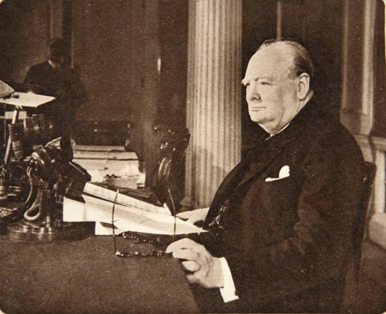 Fortsett, Britannia! Lenge leve frihetens sak! God save the King!: Mr. Winston Churchill satt ved mikrofonen på VE Day, da han kunngjorde for nasjonen at krigen med Tyskland var på et tidspunkt av English Photographer