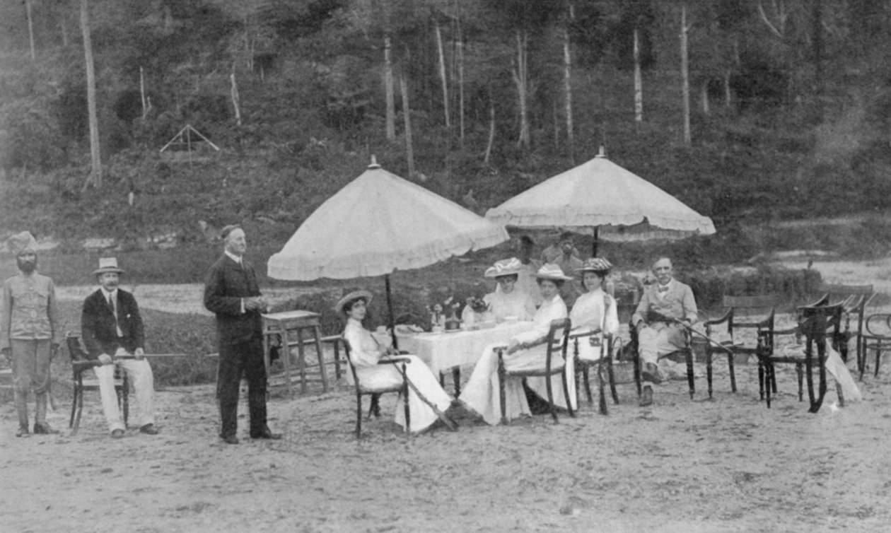 After a Match: Riflewomen at Lunch, fra en artikkel med tittelen English Women at Play in Far-Away Perak publisert i The Graphic 27. oktober 1906 av English Photographer