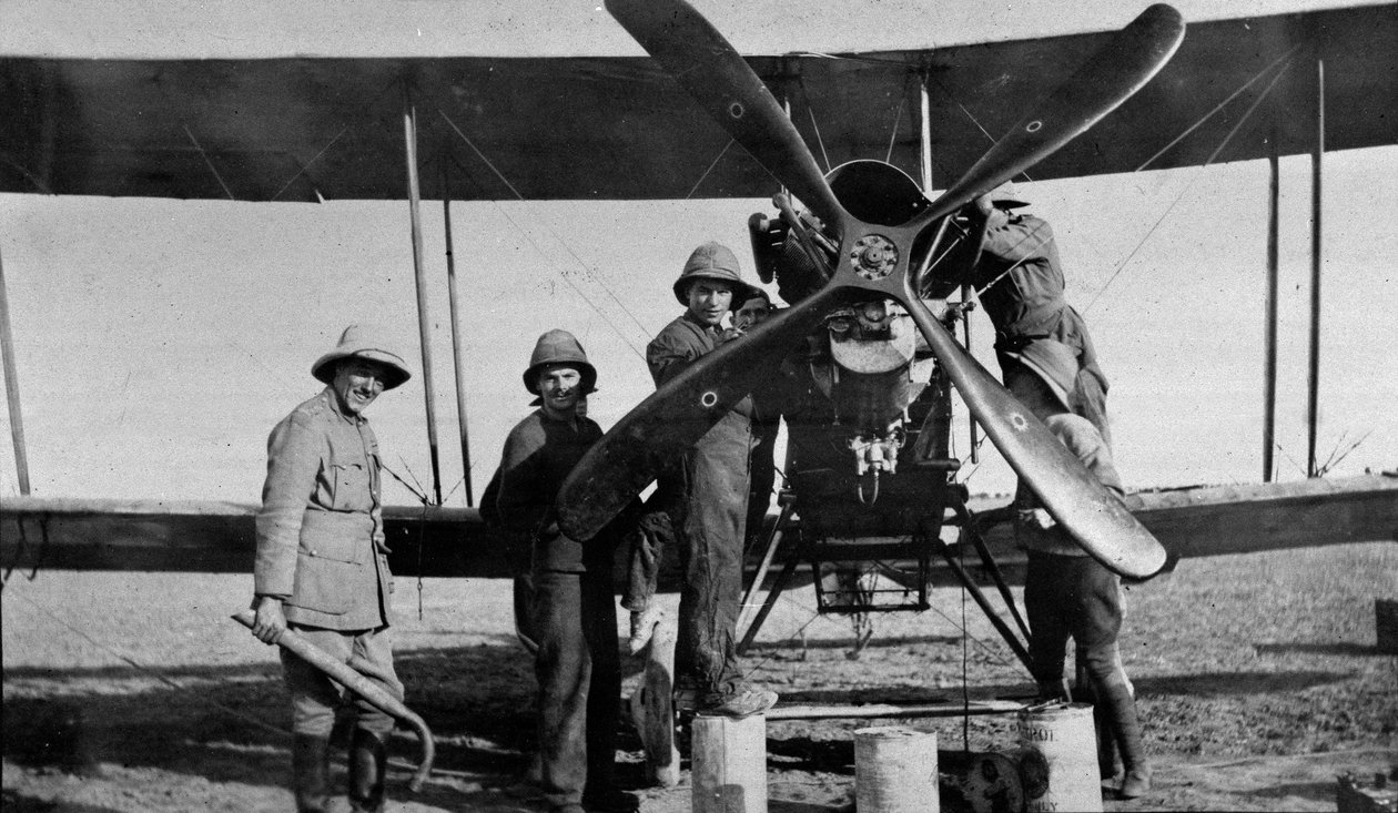 Fly under reparasjon, 1916 av English Photographer