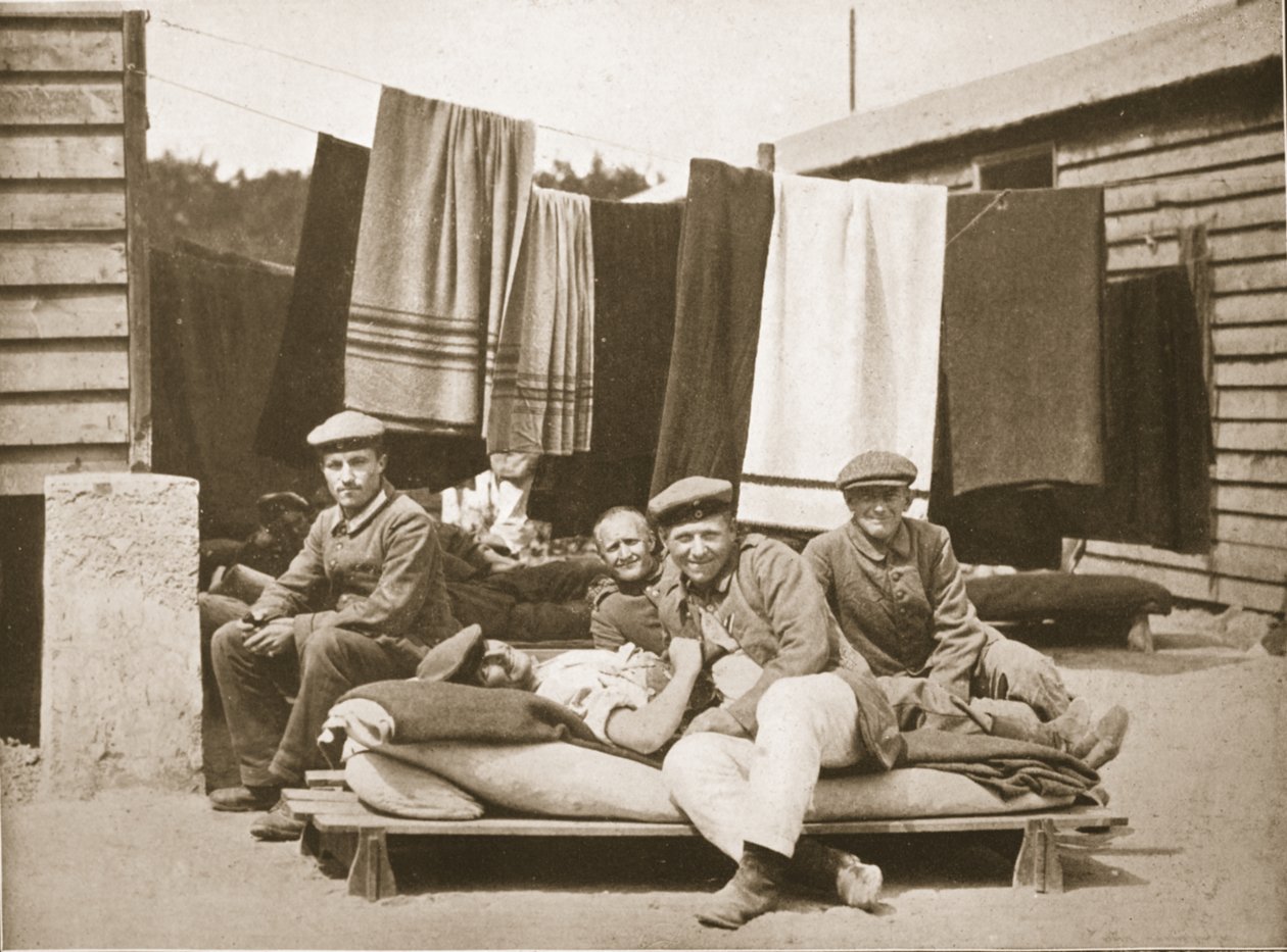 Airing the Bedding: An Afternoon Siesta, Dorchester, illustrasjon fra German Prisoners in Great Britain (fotogravyr) av English Photographer