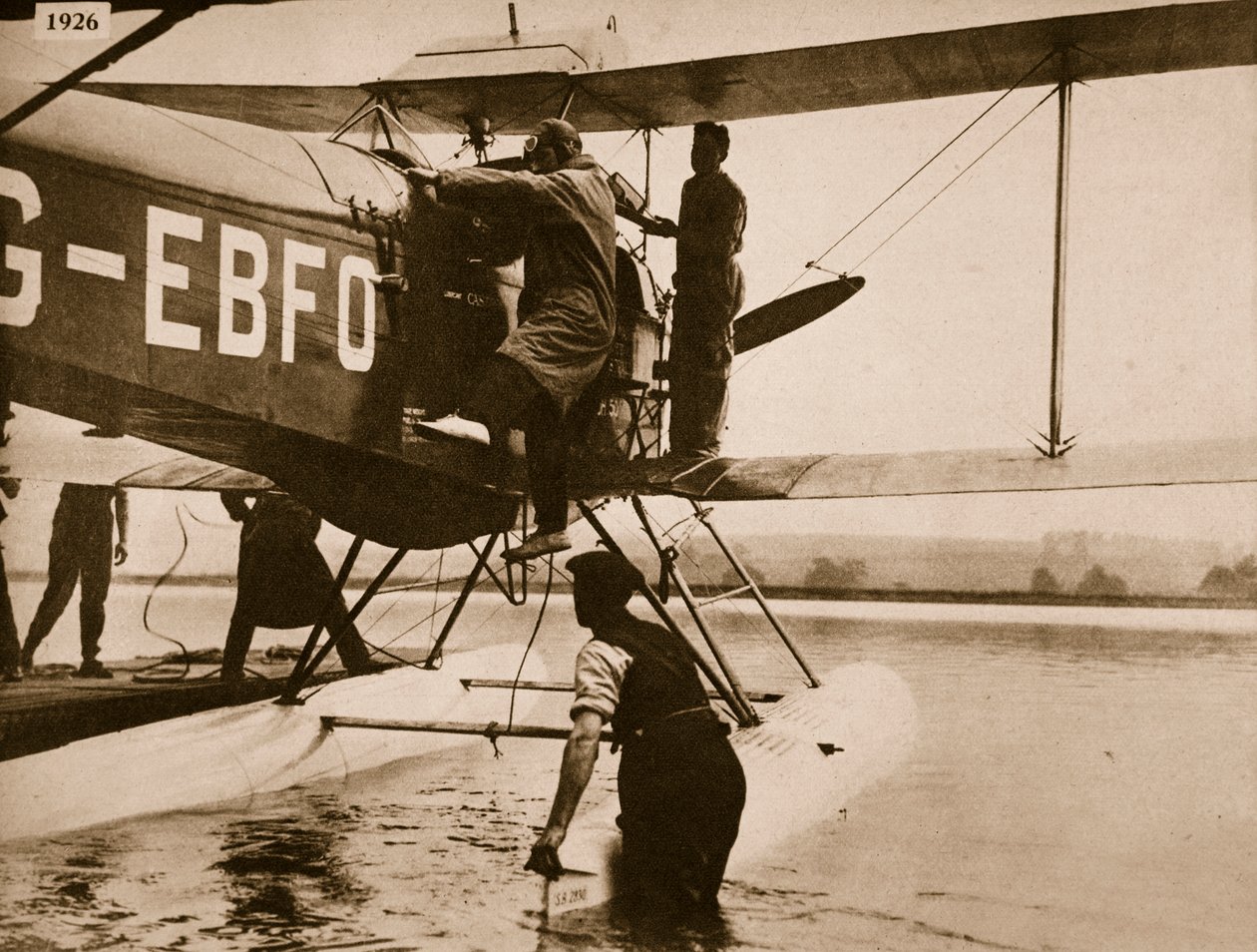 Alan Cobham klatrer inn i flyet sitt før han dro til Australia, Rochester, 1926 av English Photographer