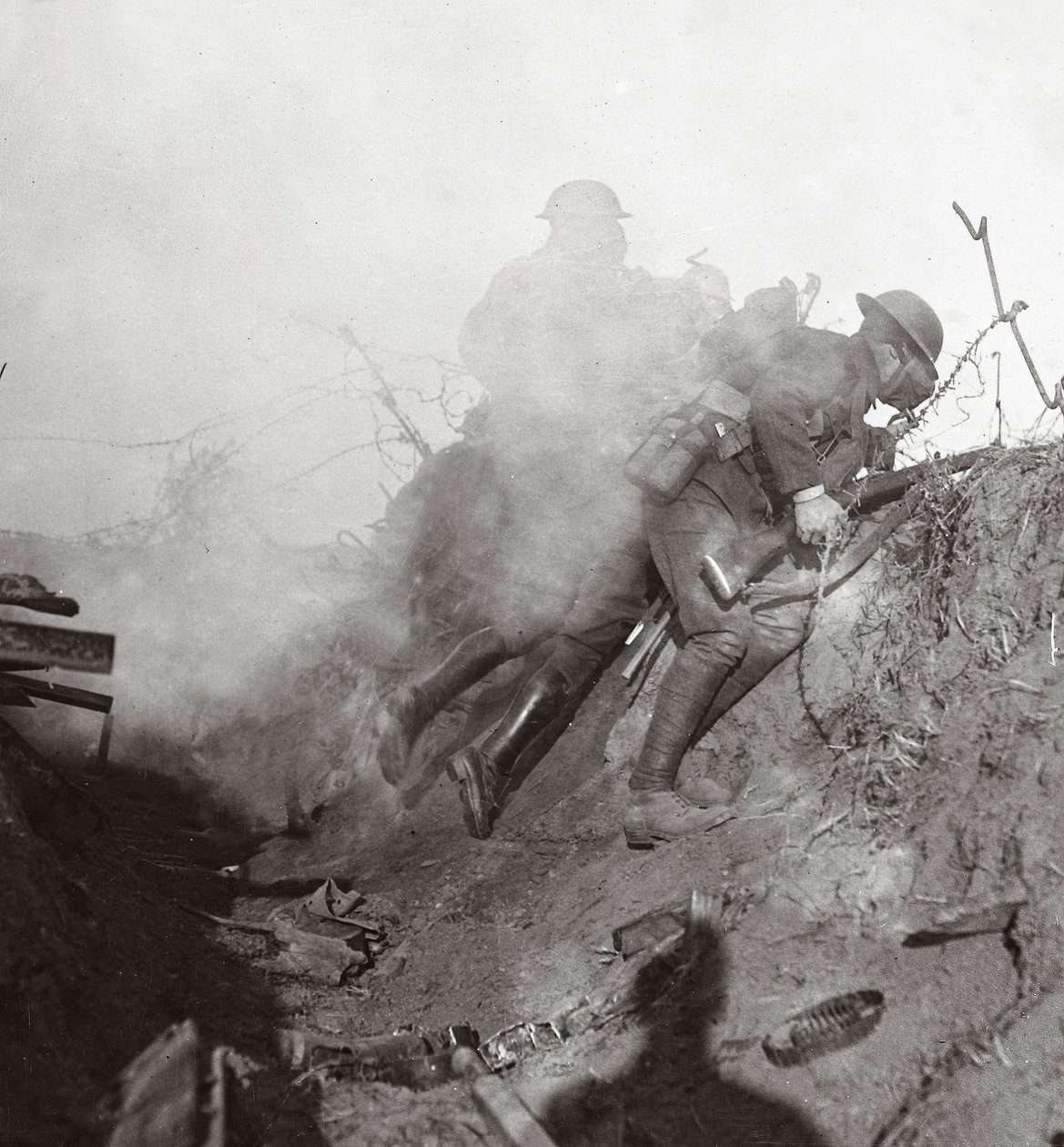 Midt i sprengende gass og tåreskall fjerner vi Bosche fra Bourlon Wood, 1917 av English Photographer