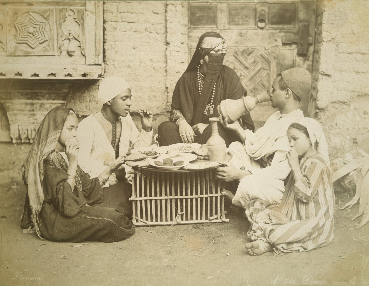 En egyptisk familie, ca. 1878 av English Photographer