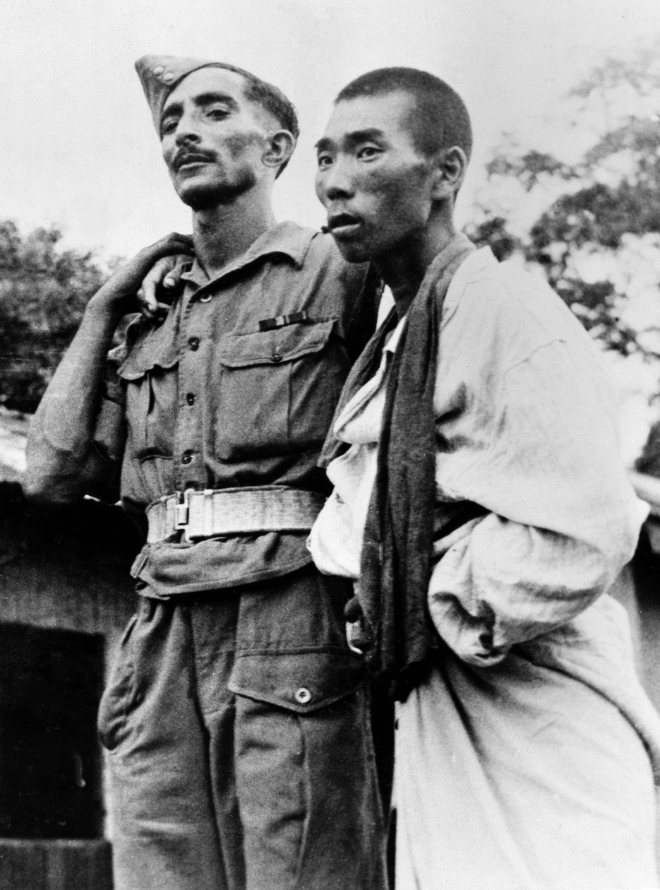 En lege fra den indiske hæren som hjalp en såret japansk krigsfange, 1945 av English Photographer
