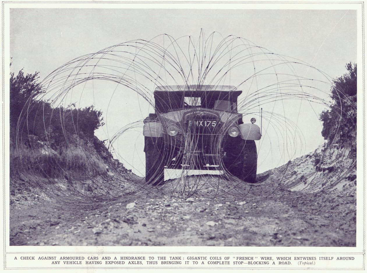 En panserbil blir stoppet av gigantiske spoler av fransk wire som blokkerer veien, fra The Illustrated War News, publisert 22. november 1939 av English Photographer
