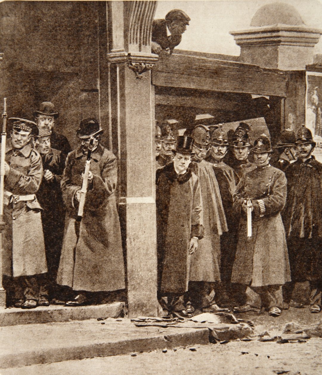 En hendelse som på den tiden ga ammunisjon til fiendene hans: Mr Churchills tilstedeværelse som innenriksminister ved beleiringen av Sidney Street, 3. januar 1911 (fotogravyr) av English Photographer
