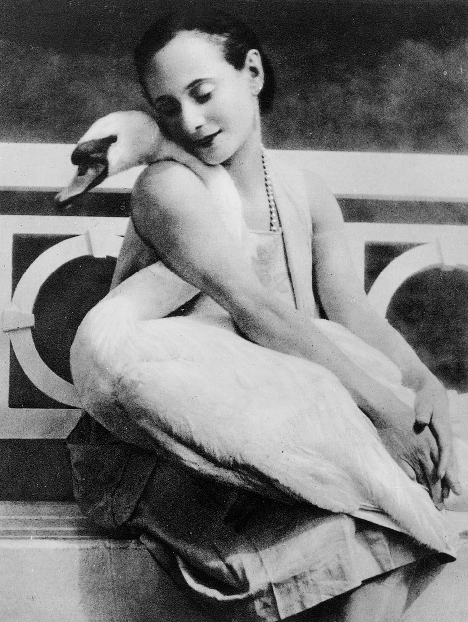 Anna Pavlova med sin kjæledyrsvane Jack, ca. 1905 av English Photographer