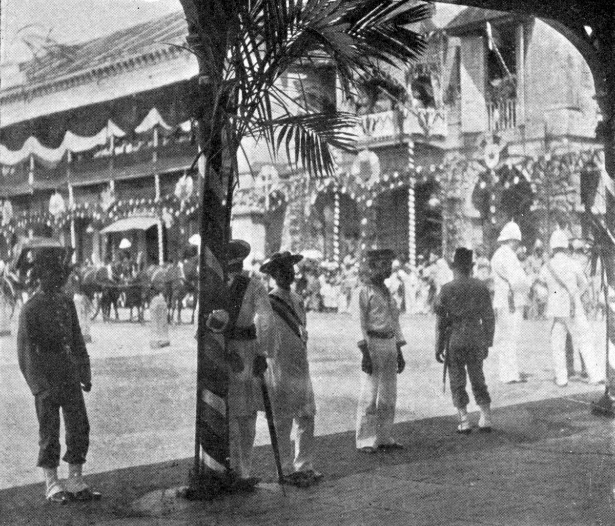 Venter på ankomsten til hertugen og hertuginnen av York, Singapore, illustrasjon fra Kongen, 25. mai 1901 av English Photographer