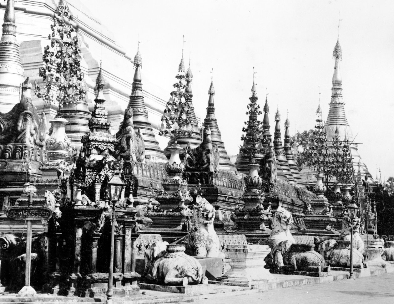 Basen til Shwedagon-pagoden i Rangoon, Burma, ca. 1886 av English Photographer