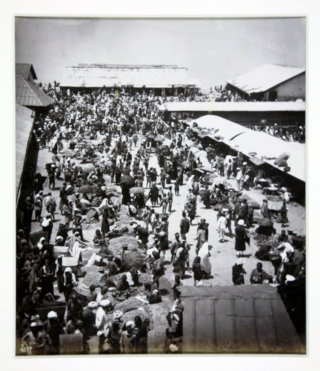 Bazaar, Darjeeling, fotografi tilskrevet Bourne und Shepherd, ca. 1880 av English Photographer