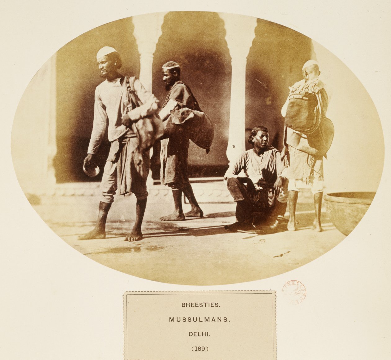 Bheesties, Mussulmans, Delhi, fra The People of India, av J. Forbes Watson, utgitt 1868 (albumtrykk) av English Photographer