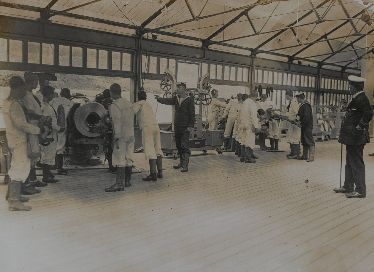 Gutter fra Royal Navy trener med våpen på Shotley Barracks av English Photographer