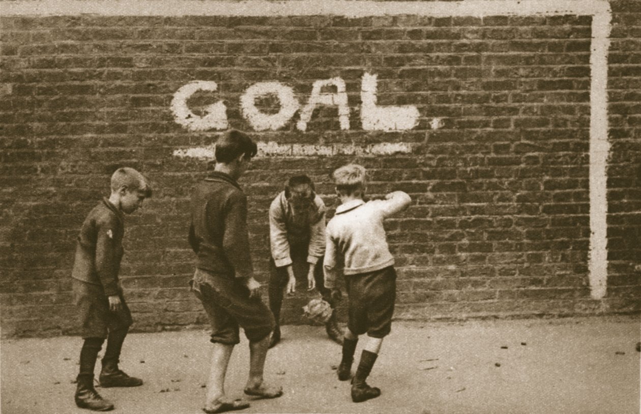 Gutter som leker i East End, fra Wonderful London, utgitt 1926-27 (fotogravyr) av English Photographer