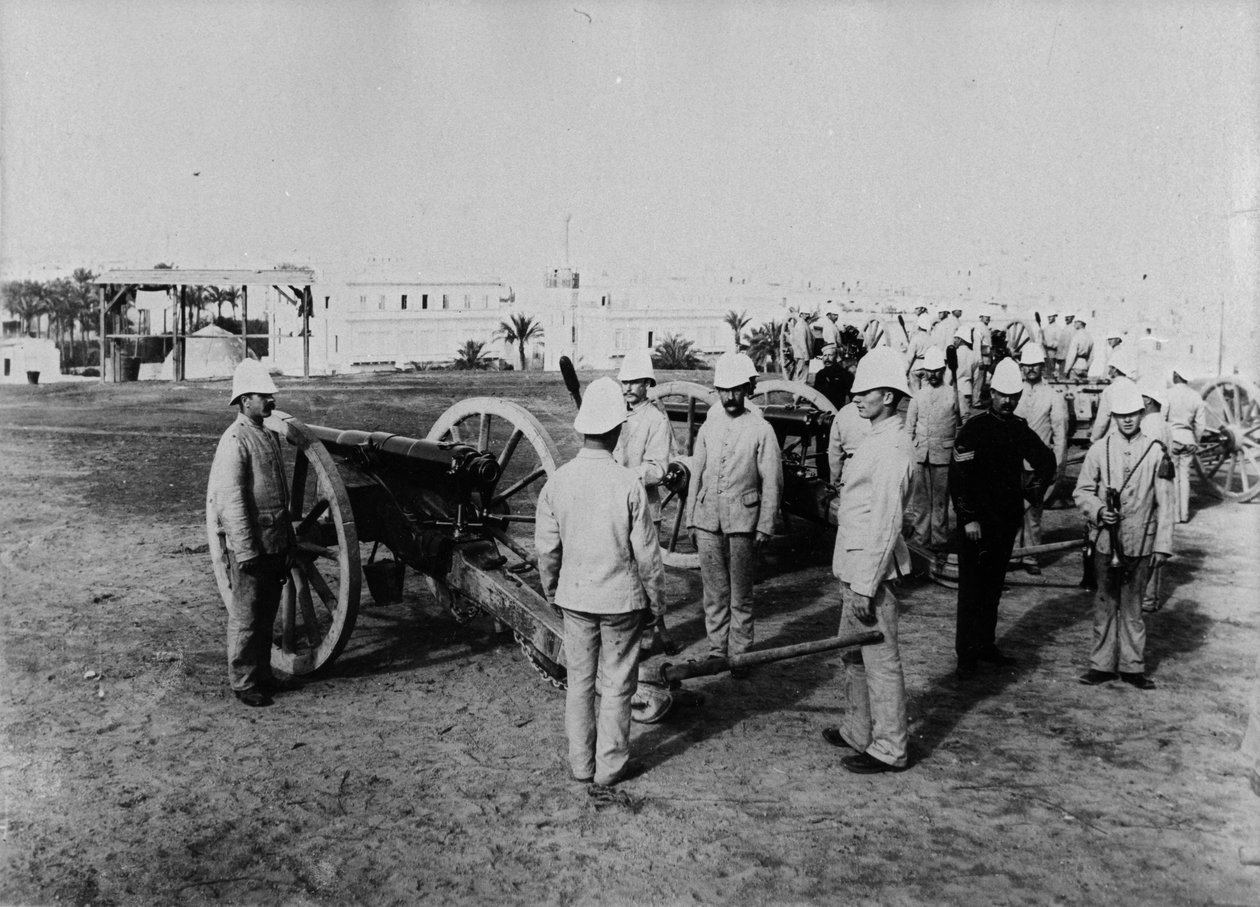 Britiske artillerimenn med våpen, ca. 1882-3 av English Photographer