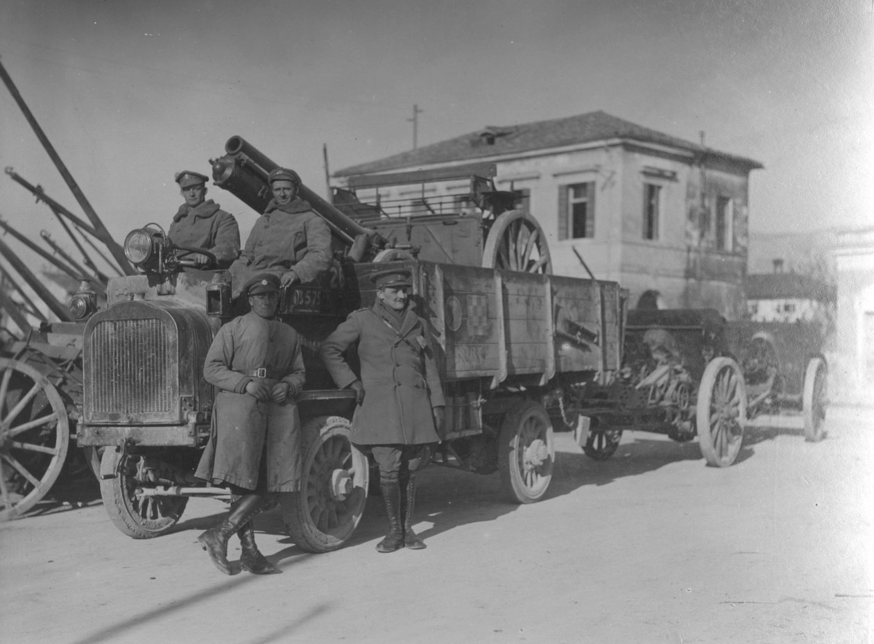 Britiske soldater i Italia under første verdenskrig som transporterte en feltpistol av English Photographer