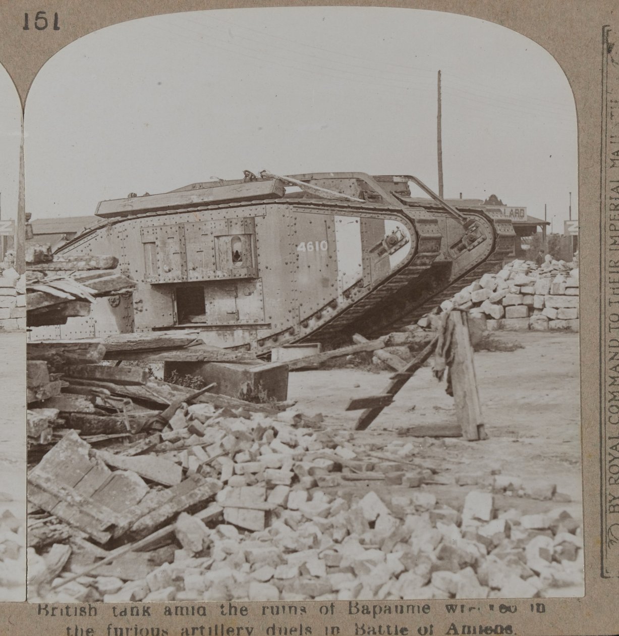 Britisk tank midt i ruinene av Bapaume av English Photographer
