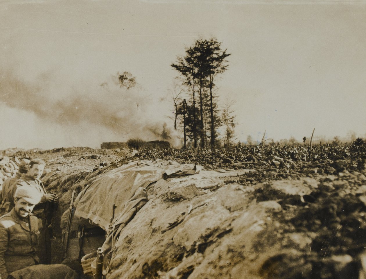 Britiske tropper i tidlige skyttergraver, 1914 av English Photographer