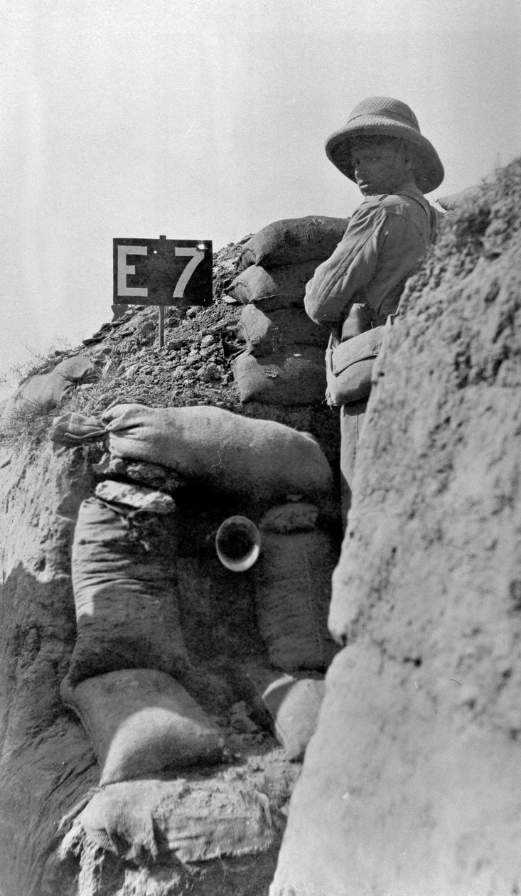 Britiske tropper i skyttergraver, Sannayat, 1916 av English Photographer
