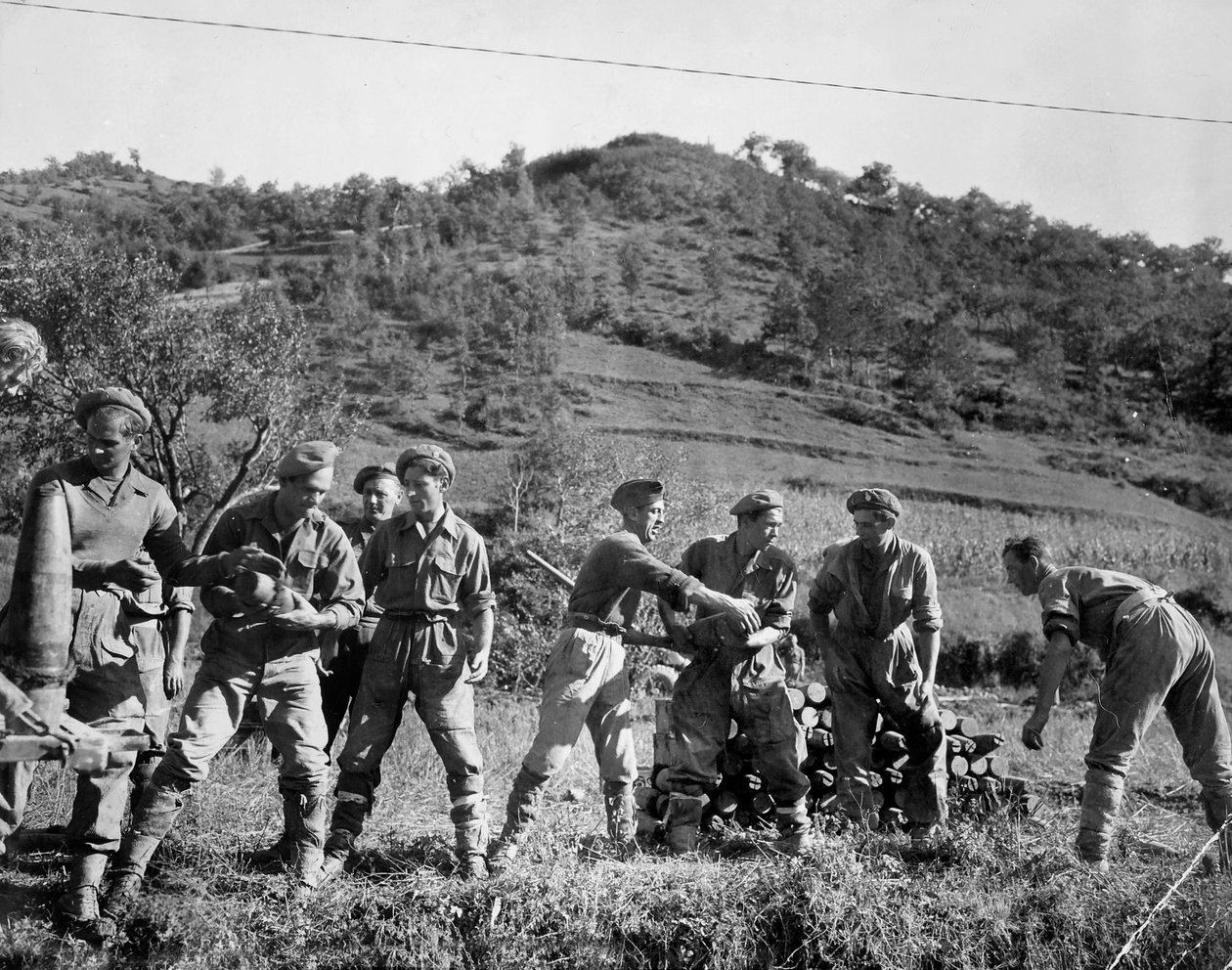 Britiske tropper stabler skjell, Italia, 1944 av English Photographer