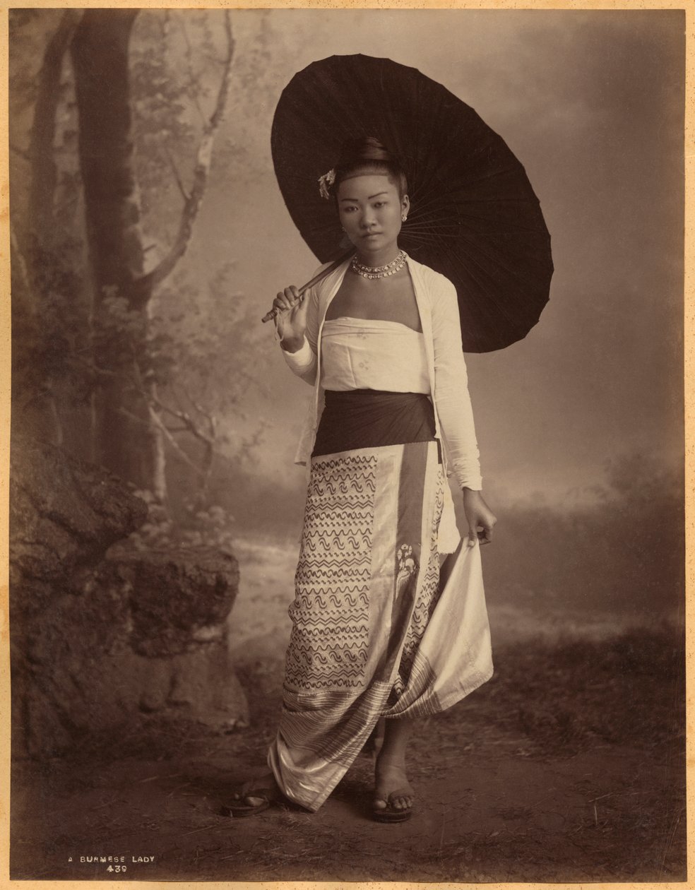 Burmesisk dame (albumintrykk) av English Photographer