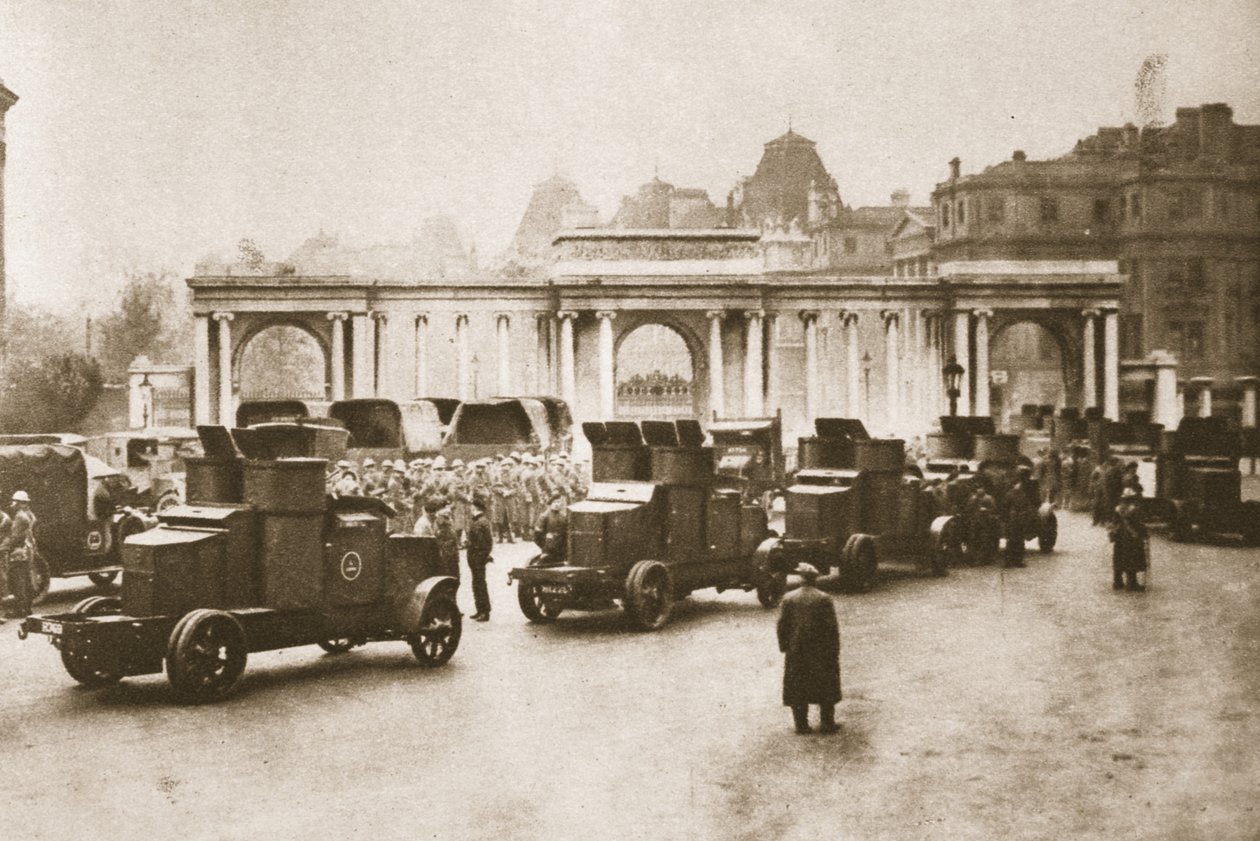 Buss- og lastebilkonvoi fra bryggene til melke- og matdeponiet i Hyde Park eskortert av panserbiler under Great Strike, fra Wonderful London, publisert 1926-27 (fotogravyr) av English Photographer