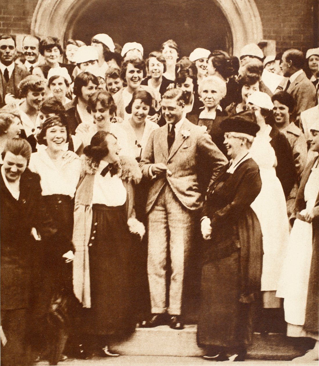 Kanadiske kvinner forteller kong Edward VIII en vits, ved Ontario Agricultural College, 1919 av English Photographer