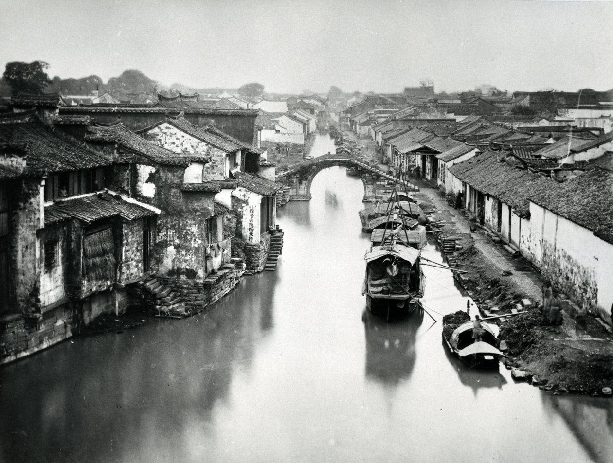 Kanal i Peking, ca. 1865-70 av English Photographer