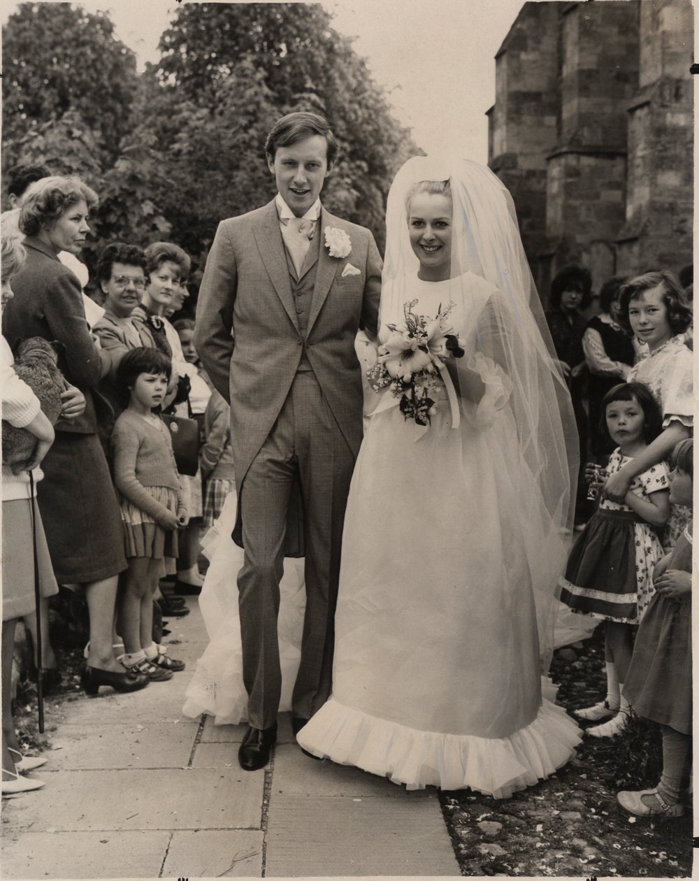 Candida Betjeman i Belleville Couture for bryllupet hennes med Rupert Lycett Green, juni 1963 av English Photographer