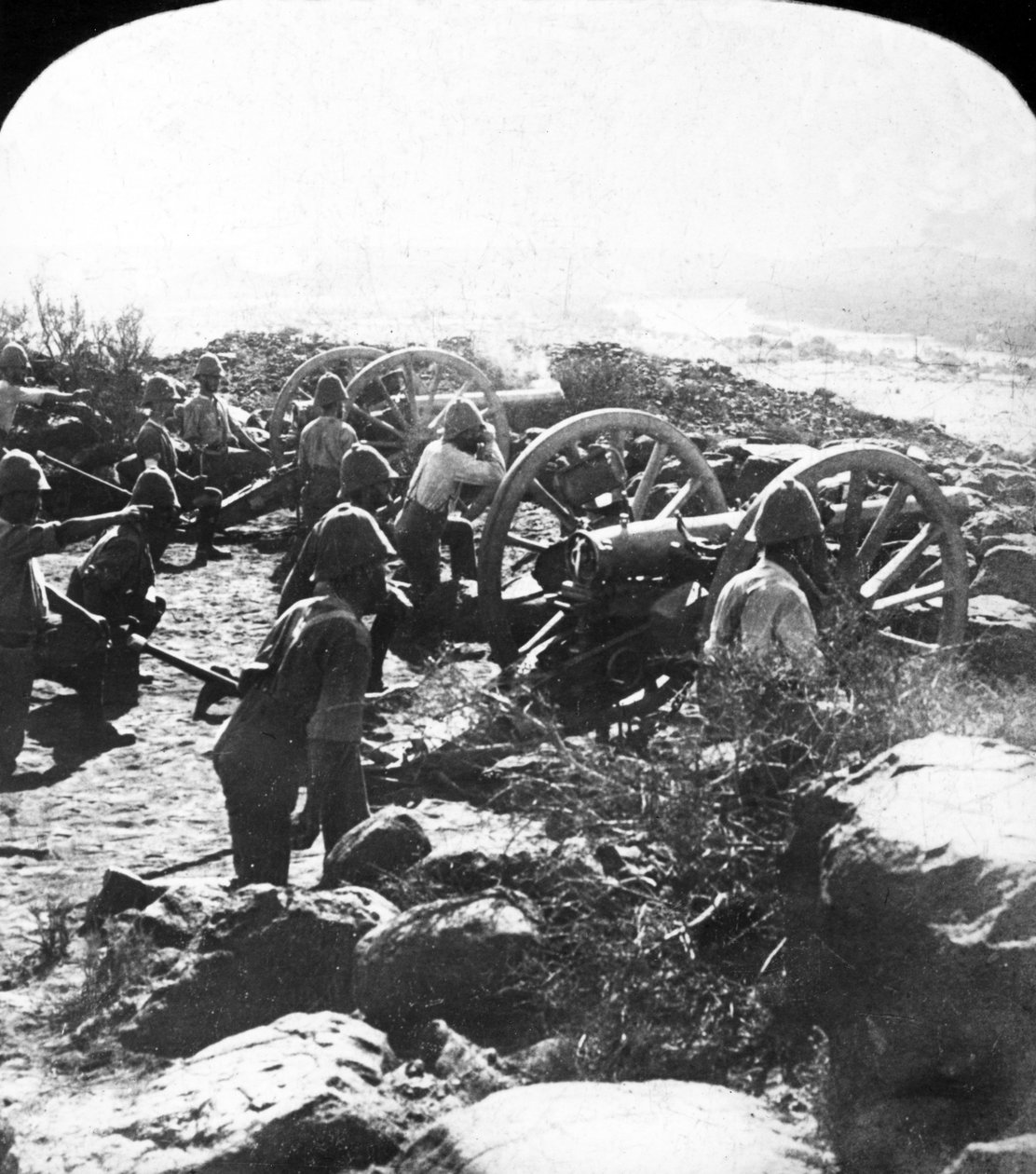 Cape Garrison Artillery gjør det varmt for boerne over Modder River, Sør-Afrika, 1899 av English Photographer