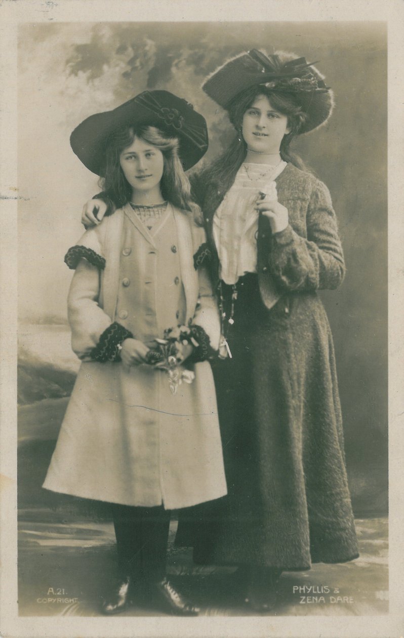 Kjendiser på scenen: Miss Phyllis og Miss Zena Dare, ca. 1903-08 av English Photographer