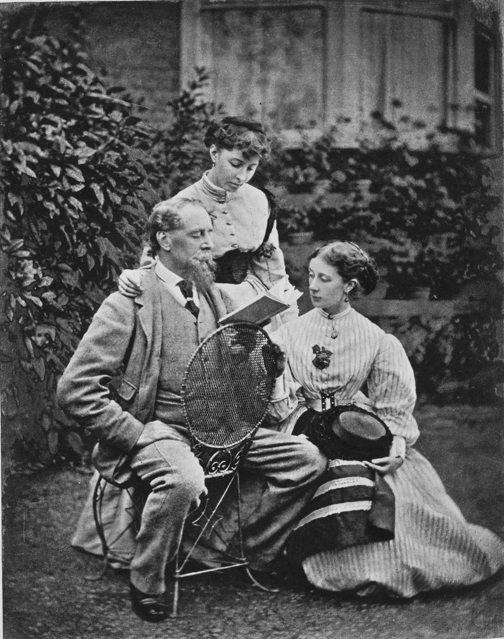 Charles Dickens med to av døtrene sine, ca. 1865 av English Photographer