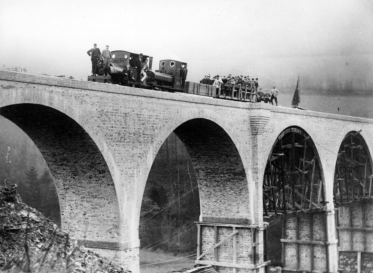 Chelfam-viadukten under bygging, ca. 1897 av English Photographer