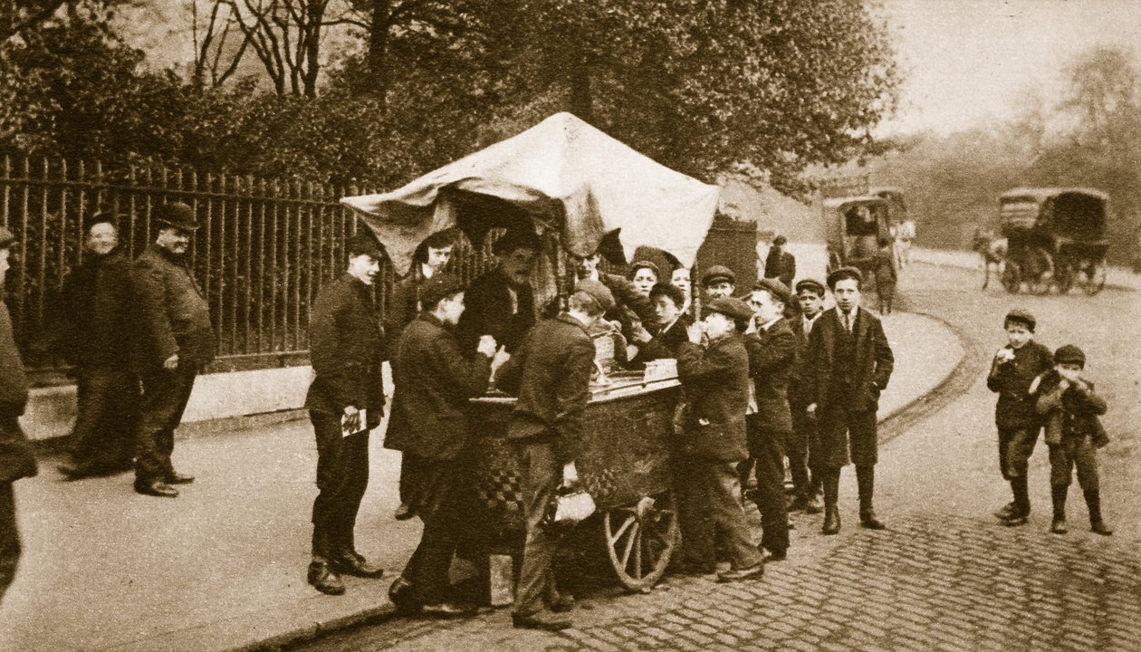 Barn som kjøper is fra en italiensk handelsmann (sepia-bilde) av English Photographer