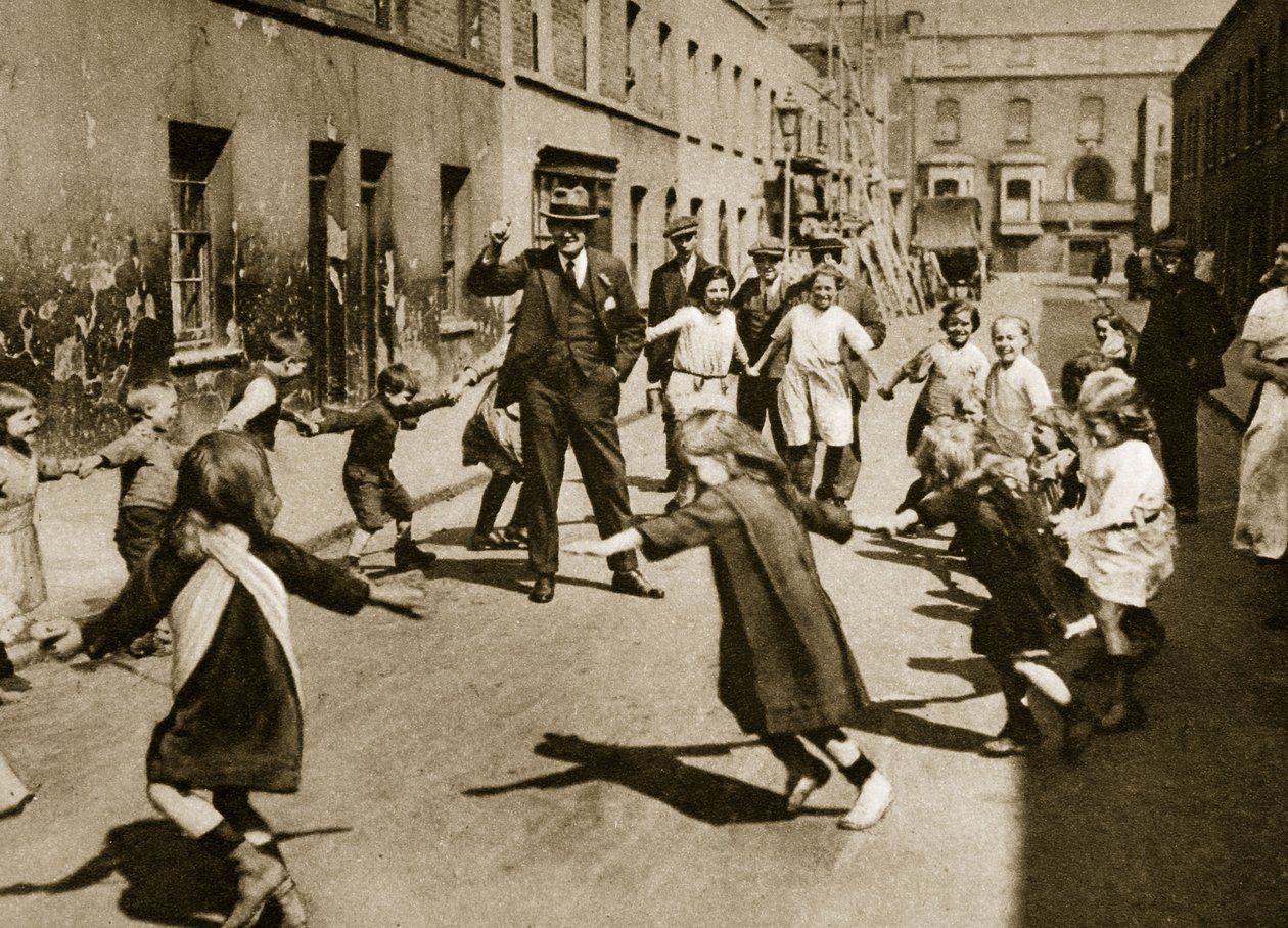 Barn som danser til gatemusikk (sepia-bilde) av English Photographer