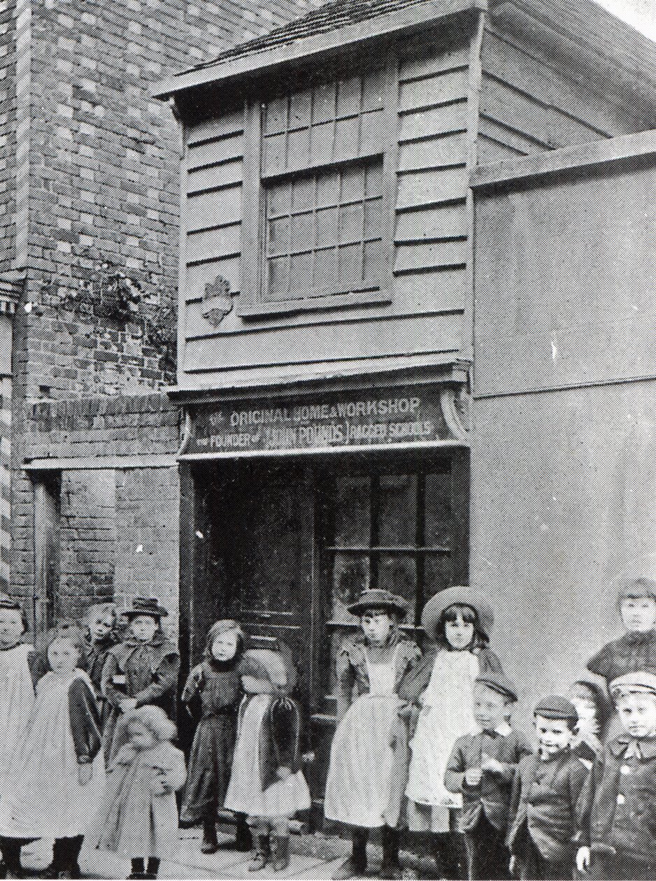 Barn utenfor verkstedet til John Pounds, hvorfra han drev den første Ragged-skolen av English Photographer