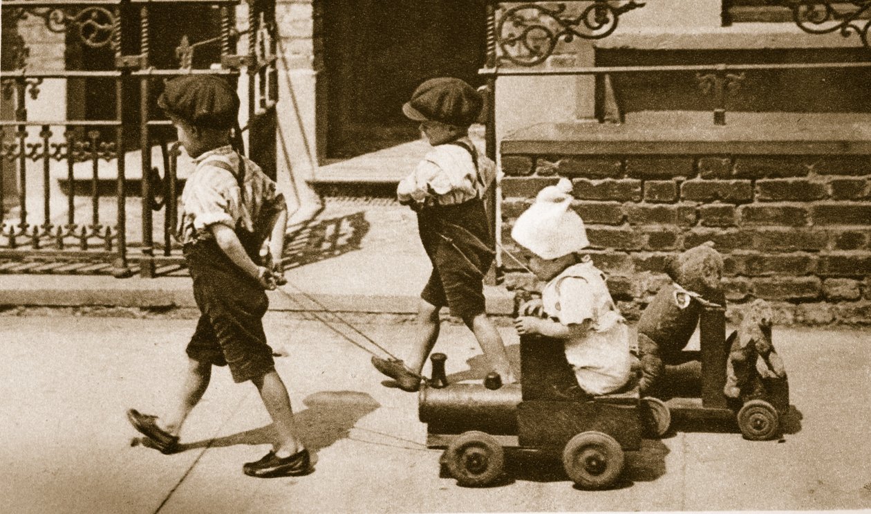 Barn leker på gaten: gutter som drar vogner (sepia-bilde) av English Photographer