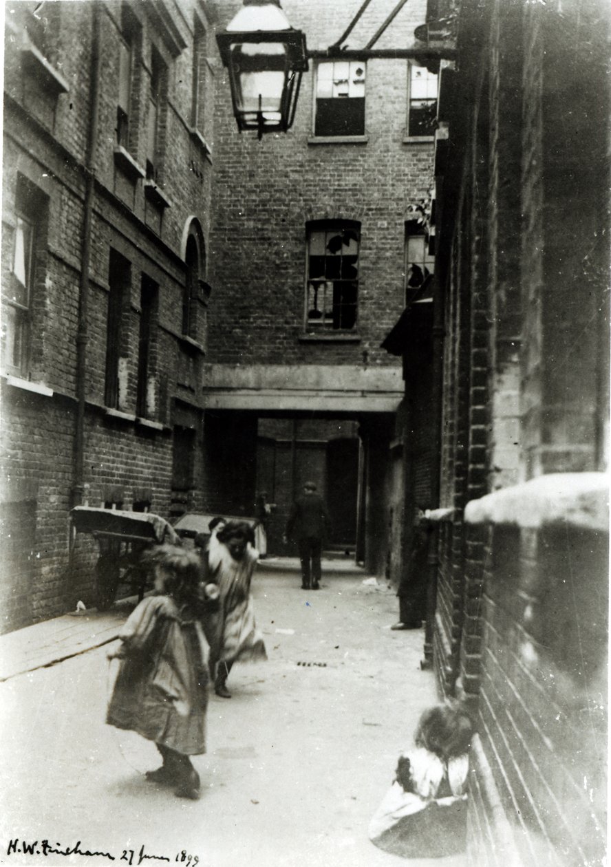 Barn som leker i en slum, 1899 av English Photographer