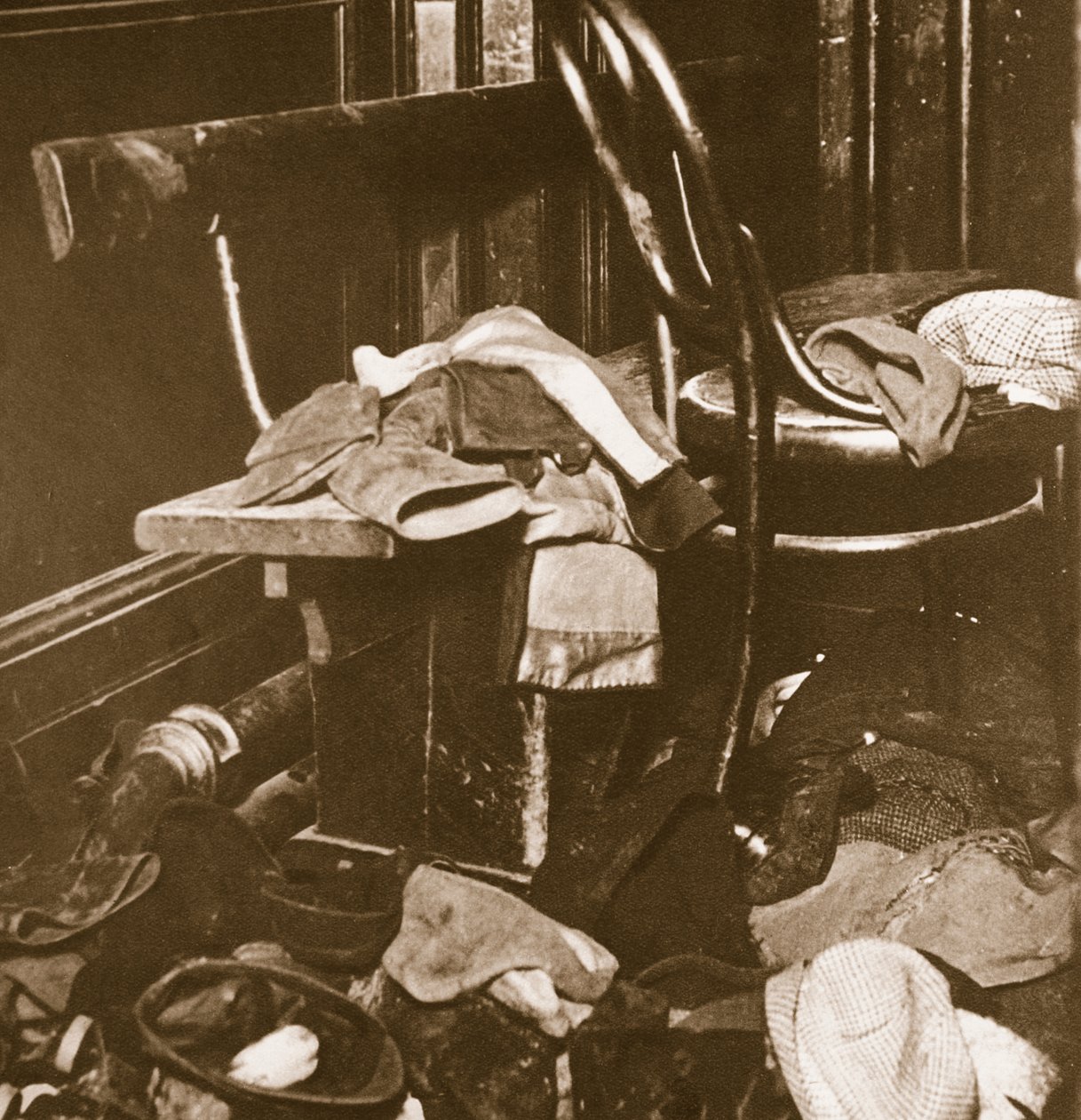Barneklær forlatt på en Paisley kino som et resultat av brannevakuering, 31. desember 1929 av English Photographer