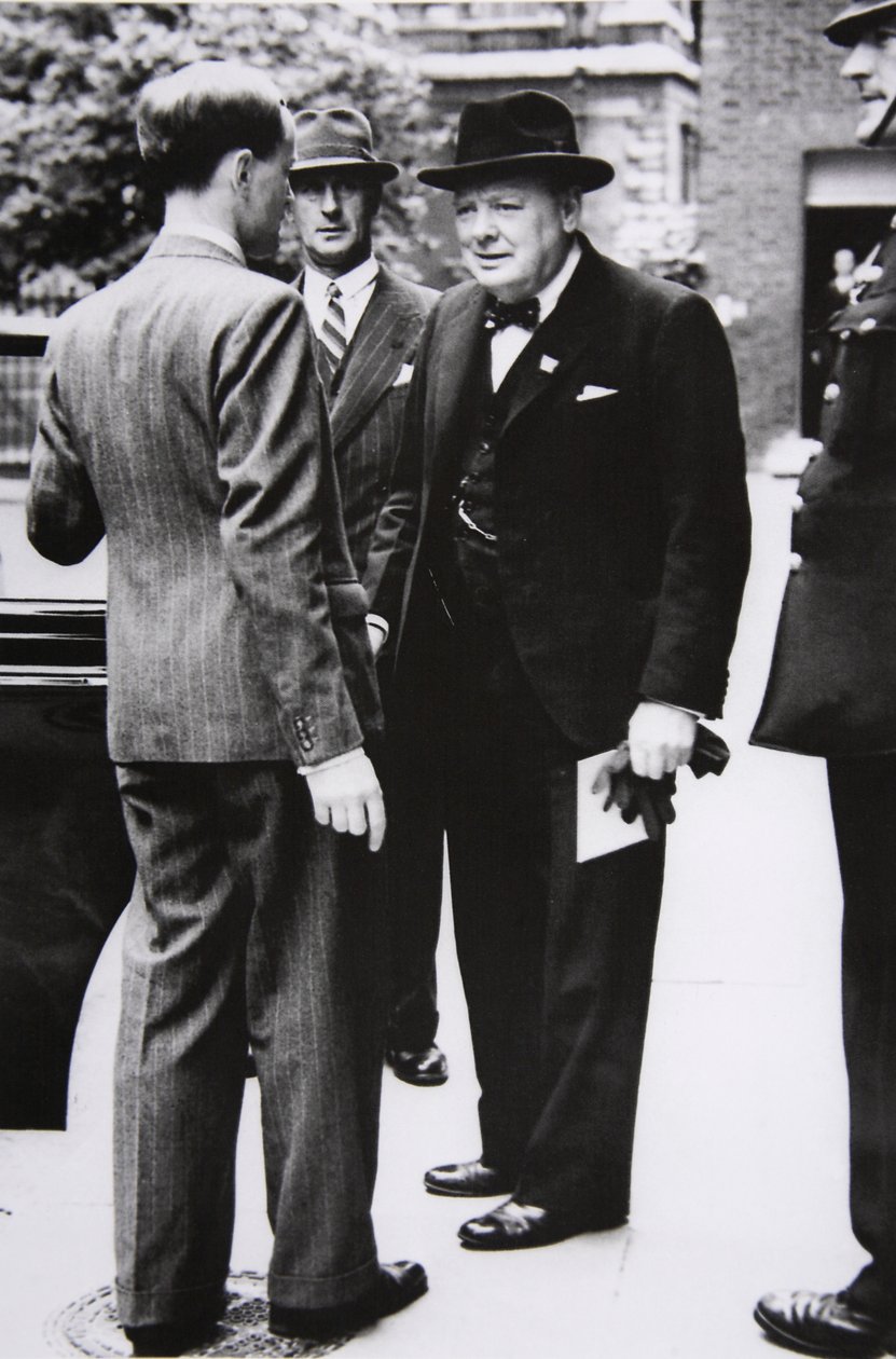 Churchill forlater Downing Street til Buckingham Palace, for å ta kong George VI et brev fra den amerikanske presidenten, 1941 av English Photographer