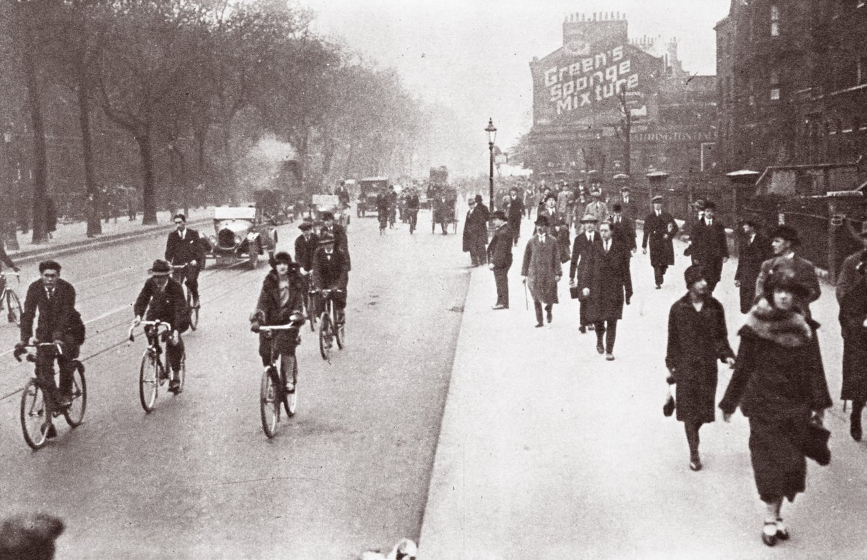 Byarbeidere går til kontoret, mai 1926 av English Photographer