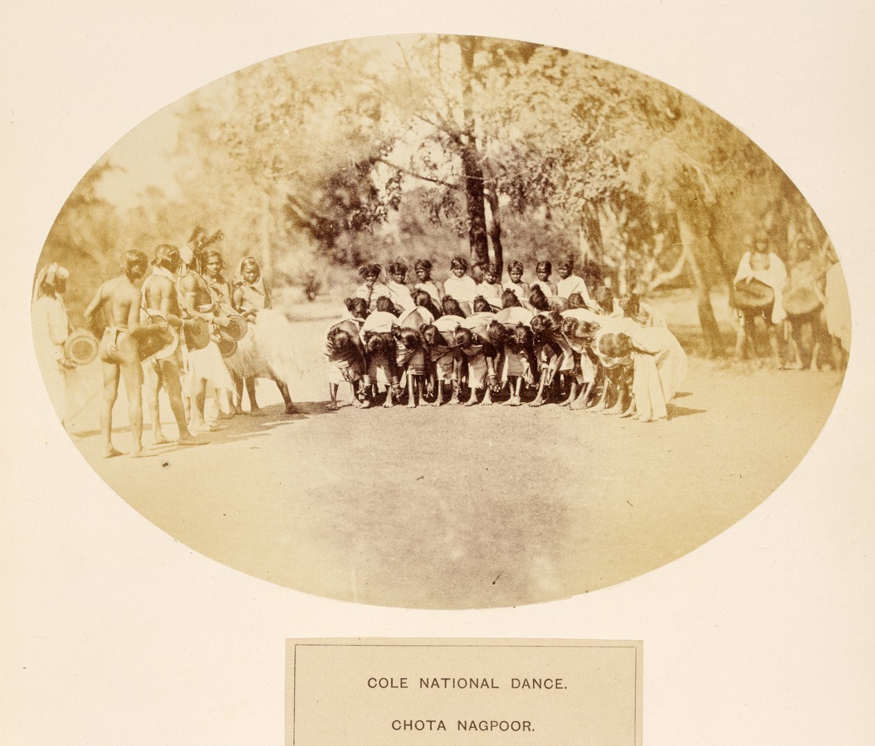 Cole National Dance, Chota Nagpur, fra The People of India, av J. Forbes Watson, utgitt 1868 (albumtrykk) av English Photographer