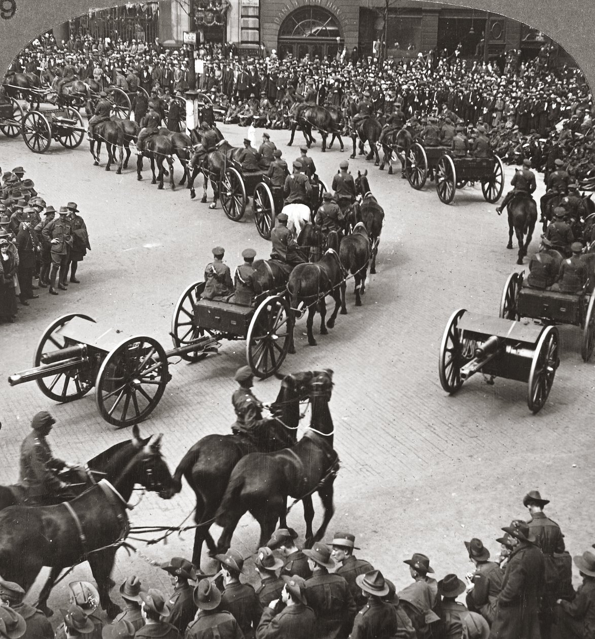Til minne om slutten av krigen, Anzacs er vitne til gjennomgangen av Empires-styrkene i London av English Photographer