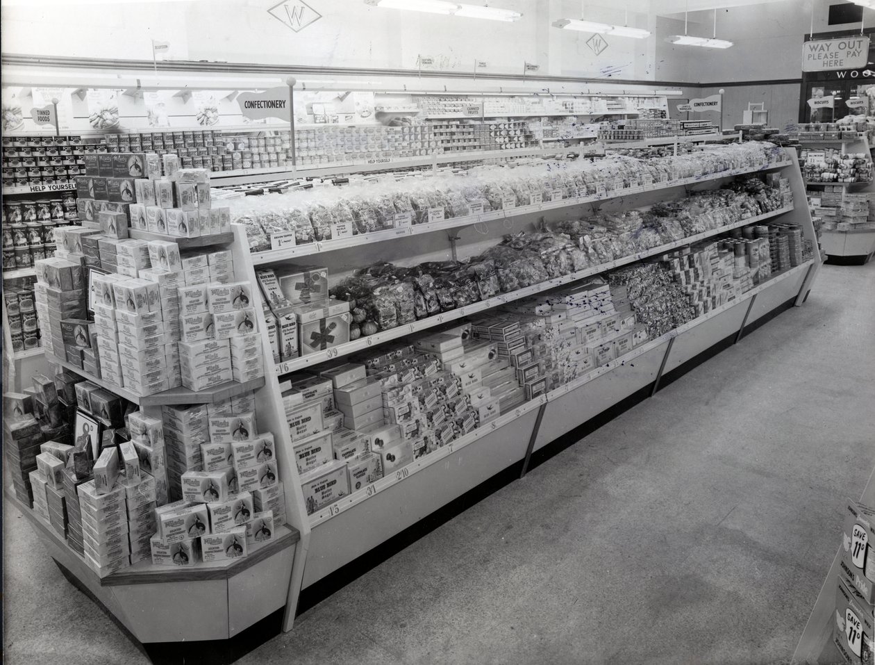 Godterigang, Woolworths store, 1956 av English Photographer