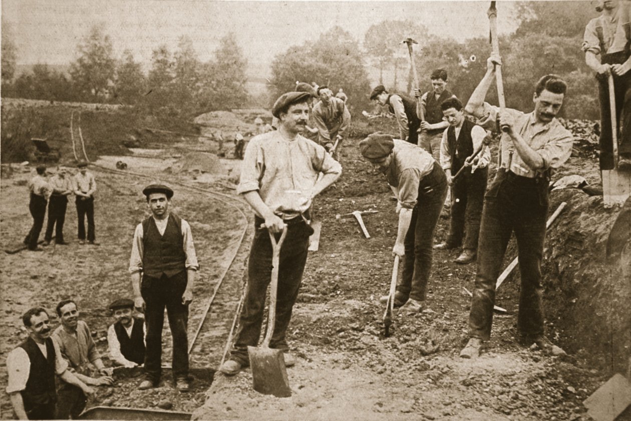 Samvittighetsnektere nyttig ansatt: Menn fra N.C.C. på en militærvei, illustrasjon fra The Illustrated War News, 23. august 1917 (sepiafoto) av English Photographer