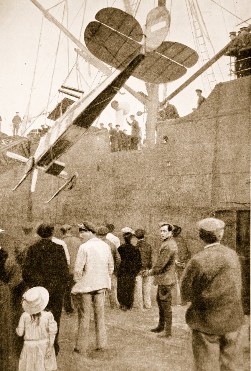 Landstigning av et britisk fly ved ankomst til Frankrike, 1914-19 av English Photographer