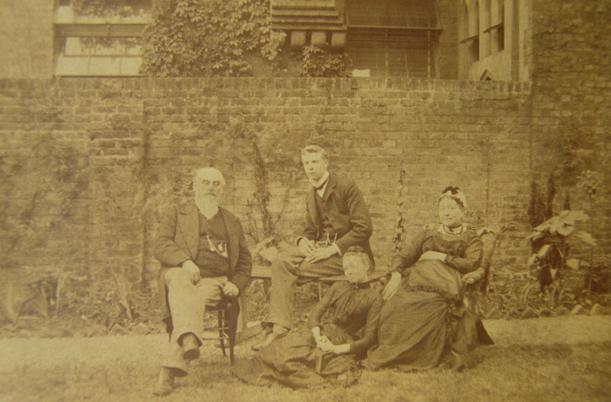 Dr. William R. Woodman (1828-91) med familien i deres hjem i London, ca. 1887 av English Photographer
