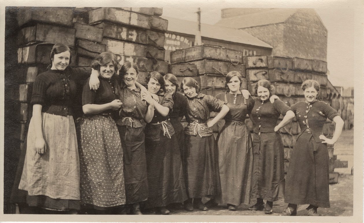 Dundee fabrikkjenter, ca. 1910 av English Photographer